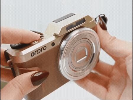 Portable vintage-style digital camera