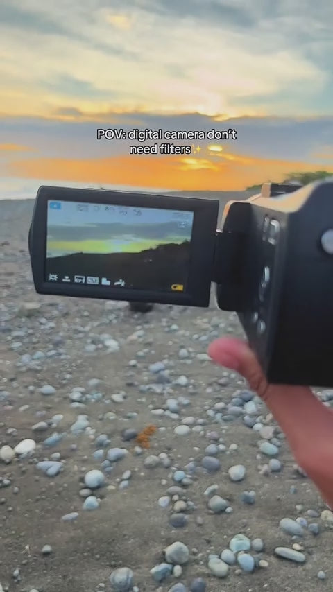 Carica il video: Vibrant sunset on a rocky beach captured in high-definition 1080p resolution on the Ordro V12 digital video camera screen.